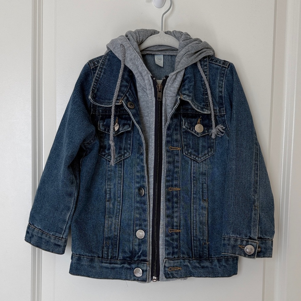Boys Denim Jacket. Size 4/5💙 EUC